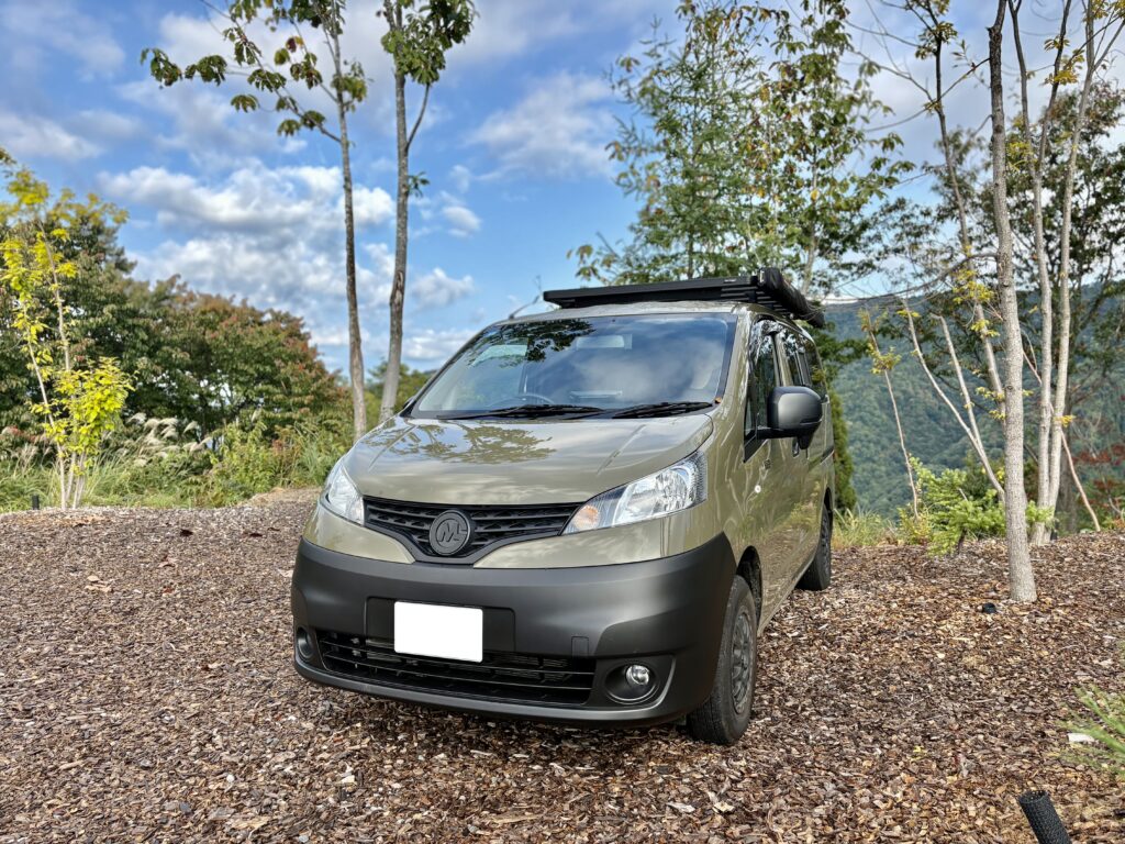 山を背景にキャンプ場に停車するC-01