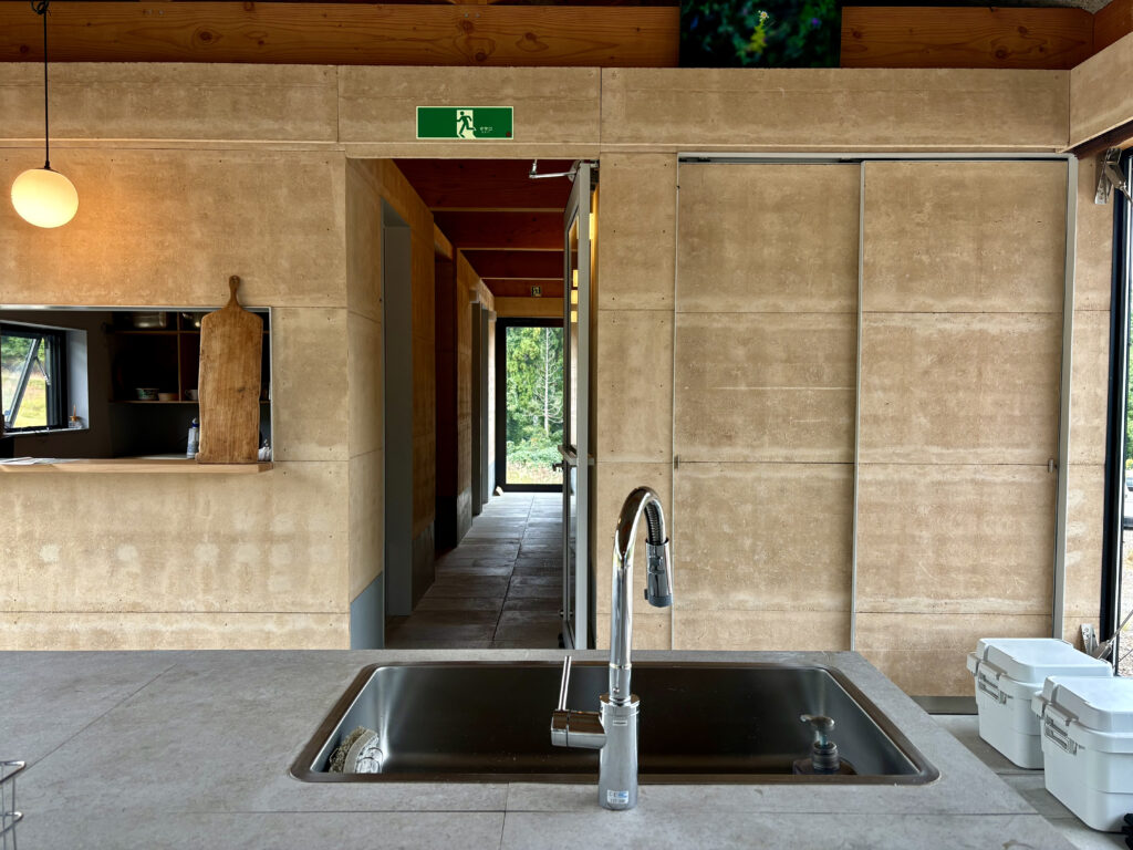 HITOYAMA ICHIRIONO OUTDOOR管理棟内の水場