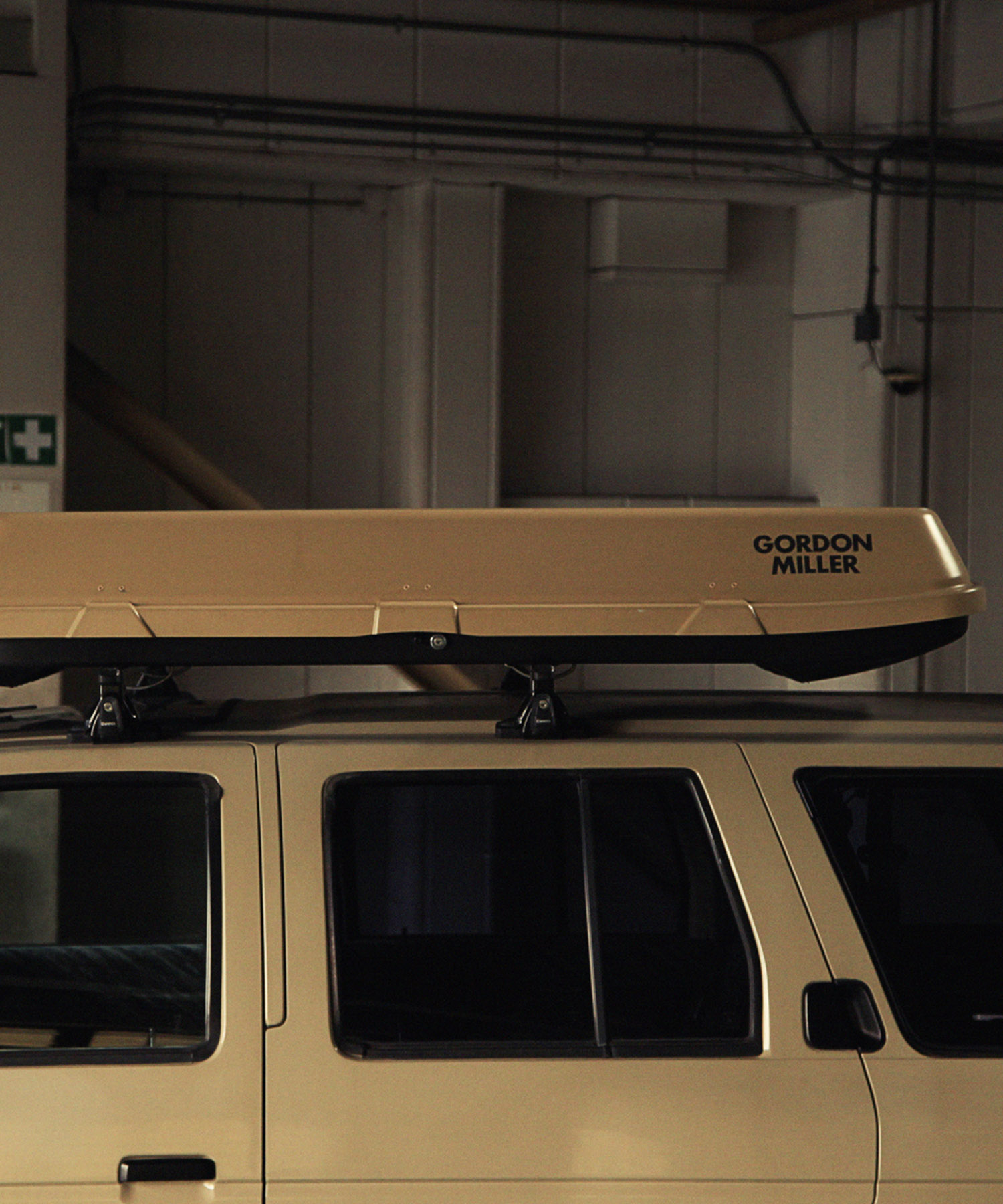 車中泊におすすめ 固定しやすいGORDON MILLERルーフボックス｜車両