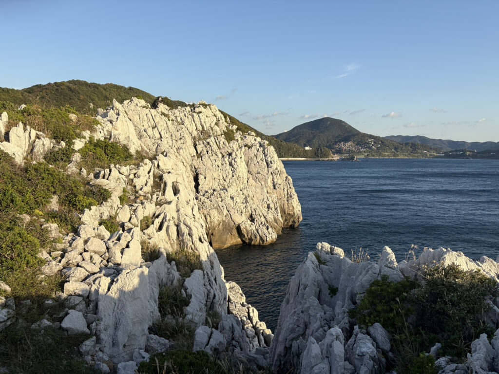 石灰岩の白い岩と青い海と空が絶景な白崎海洋公園