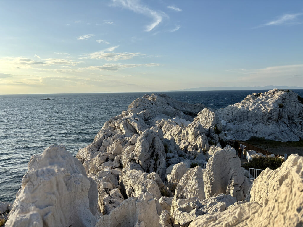 石灰岩の白い岩と青い海と空が絶景な白崎海洋公園