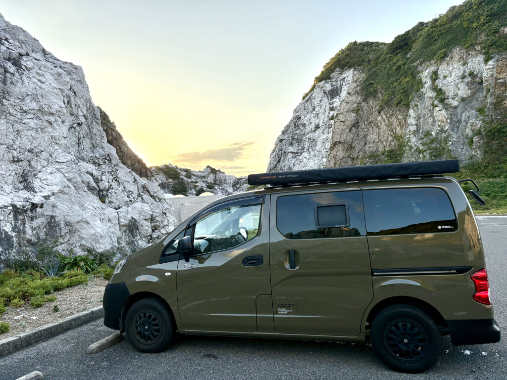 白崎海洋公園の駐車場に停車するC-01