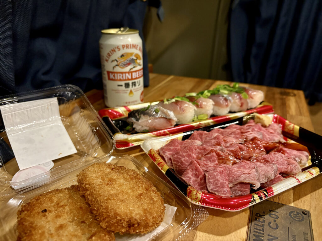 スーパーで買った寿司とロースビーフとコロッケで車中飯