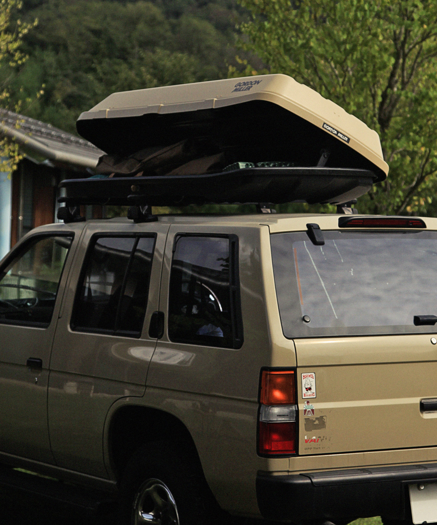 車中泊におすすめ 固定しやすいGORDON MILLERルーフボックス｜車両