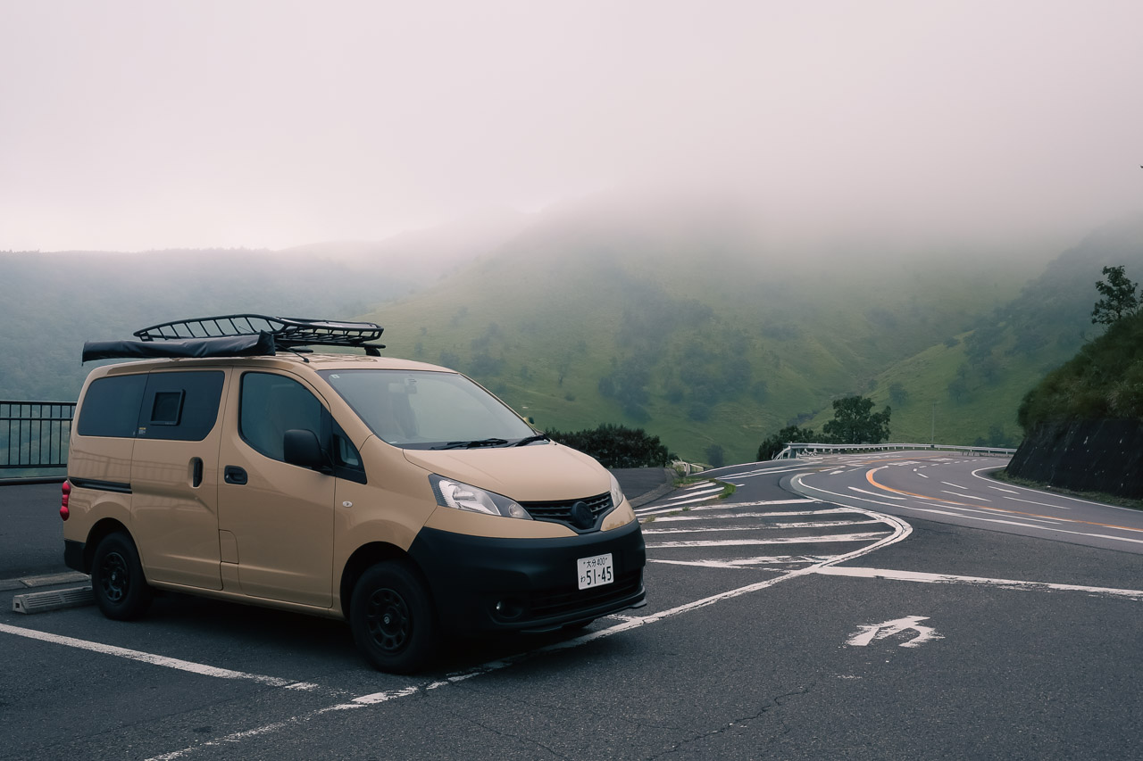 バンライフレンタカーでめぐる、別府の夜と湯布院の朝霧