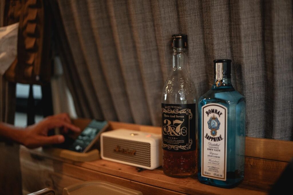 V-01車内に並ぶお酒とスピーカー