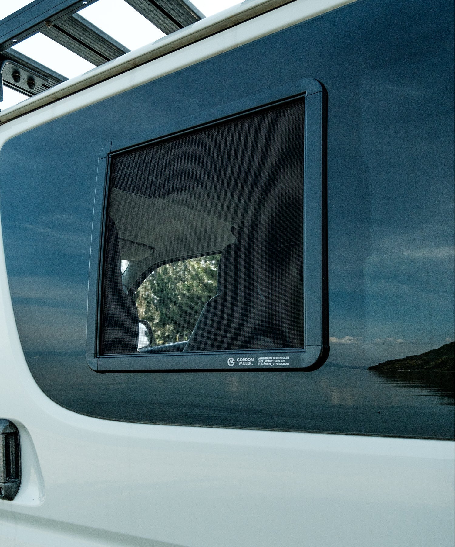 おすすめ　カスタムパーツ　おしゃれ　車中泊　バンライフ　サッシ