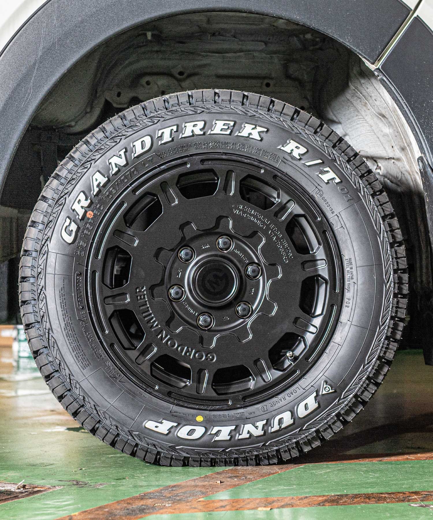 おすすめ　カスタムパーツ　おしゃれ　車中泊　バンライフ　タイヤ　ホイール