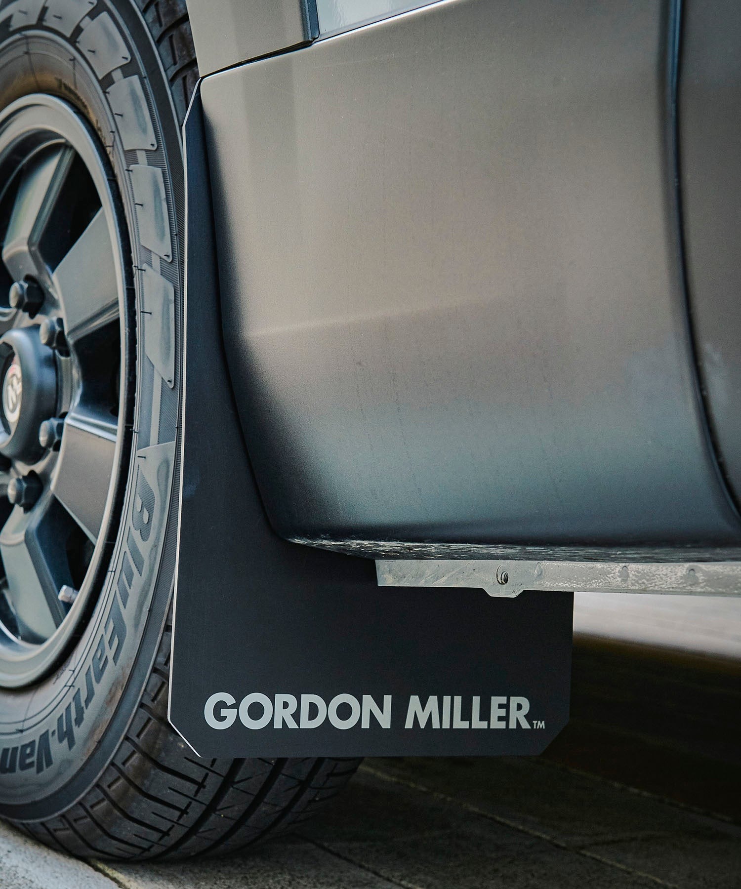 カスタムパーツ マッドフラップ キャラバン 車種専用 車内 おすすめ おしゃれ 防水 効果