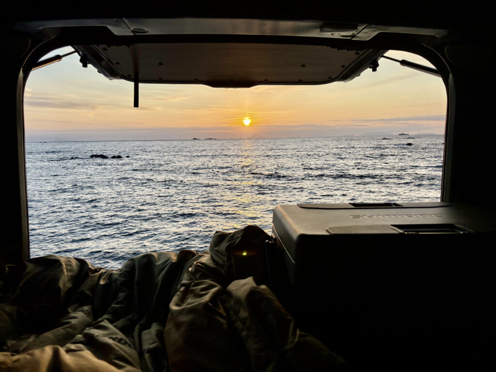C-01のバックドアを開けて眺める絶景の朝日