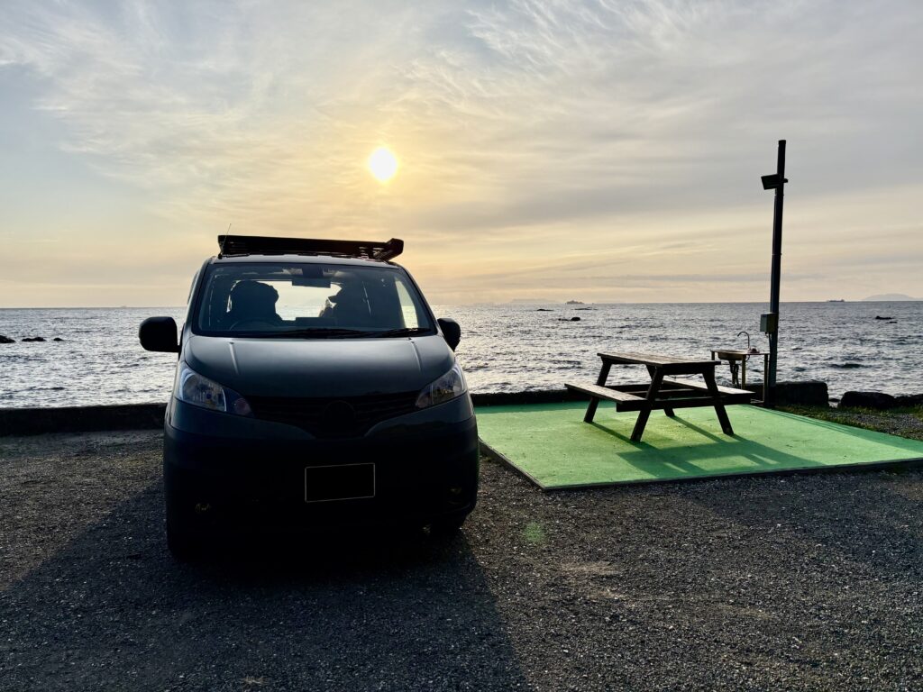 RVパーク赤穂浦に停車するC-01と朝日