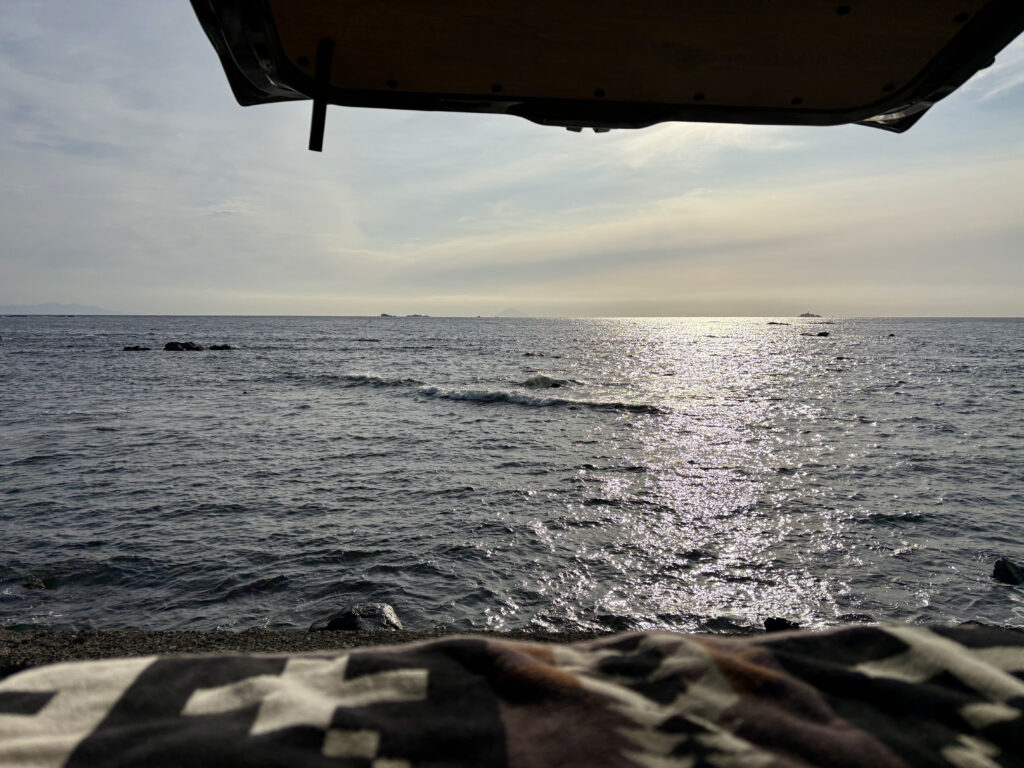 C-01のバックドアを開けて眺める絶景の海