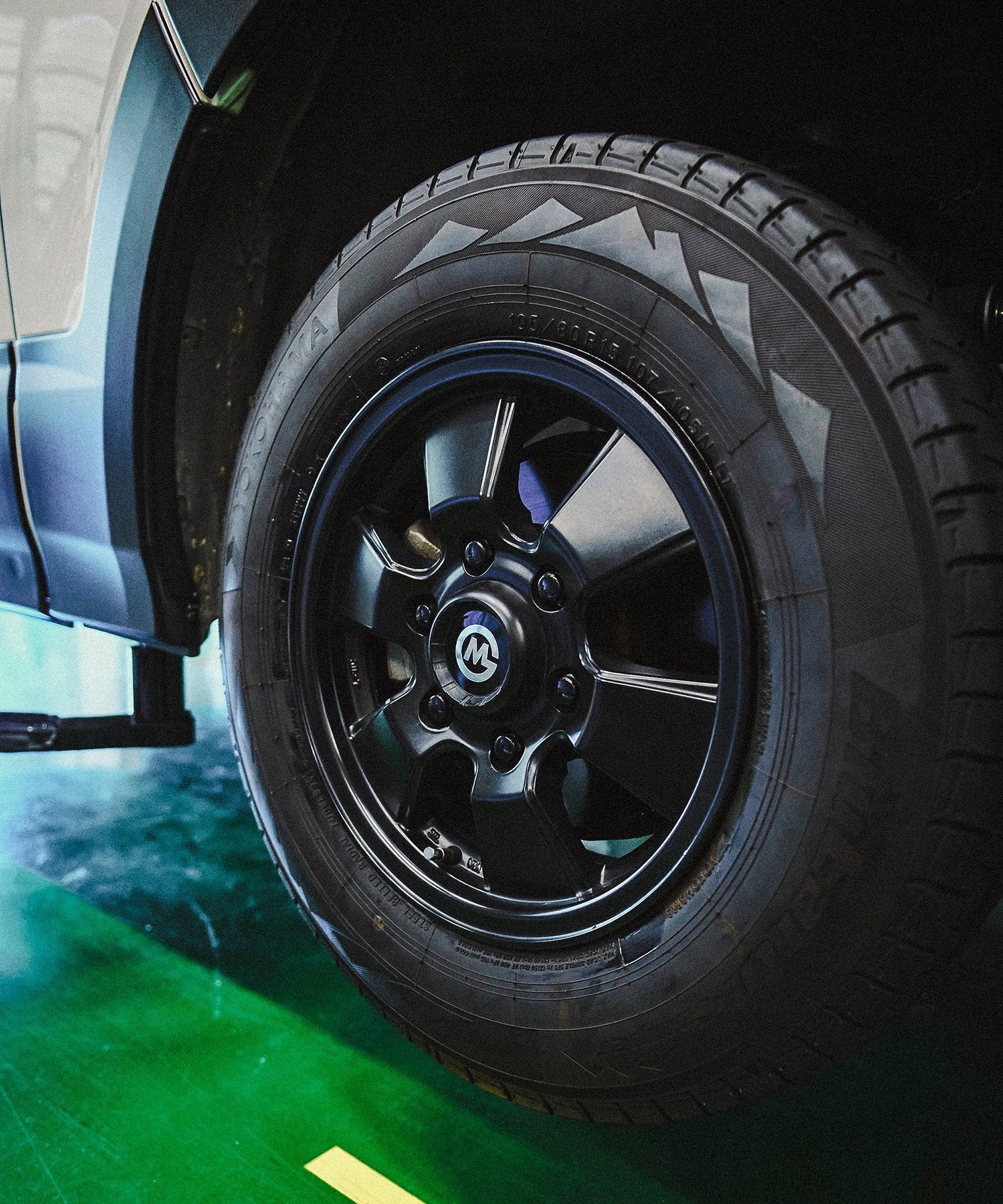 カスタムパーツ　車種専用　おすすめ　おしゃれ　ホイール　ハイエース　別注