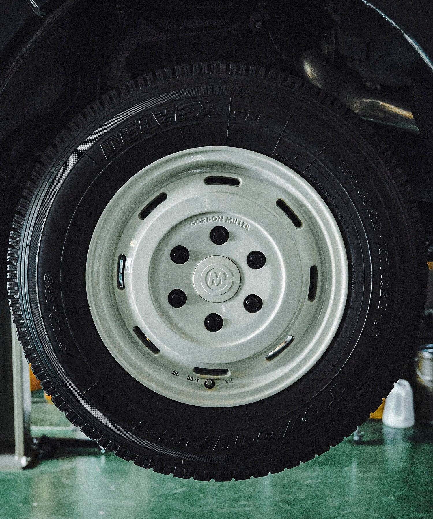 カスタムパーツ　車種専用　おすすめ　おしゃれ　ホイール　キャラバン　別注