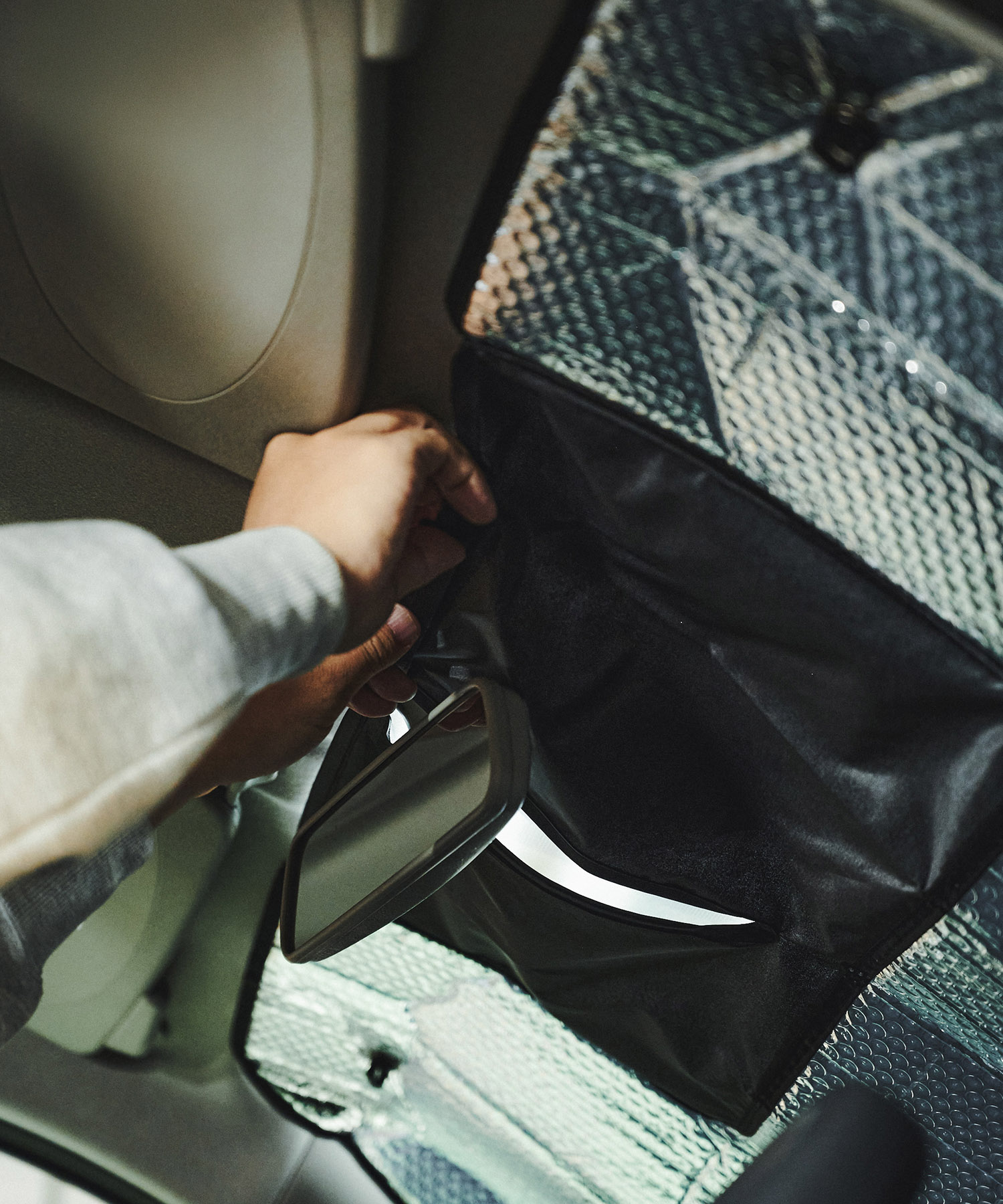 カー用品　おすすめ　おしゃれ　サンシェード　汎用性　防水　防汚　カーアクセサリー　車内　日よけ　車