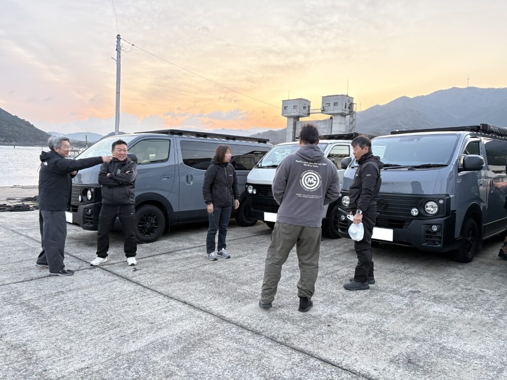 漁港に集合するオーナーさんとスタッフ