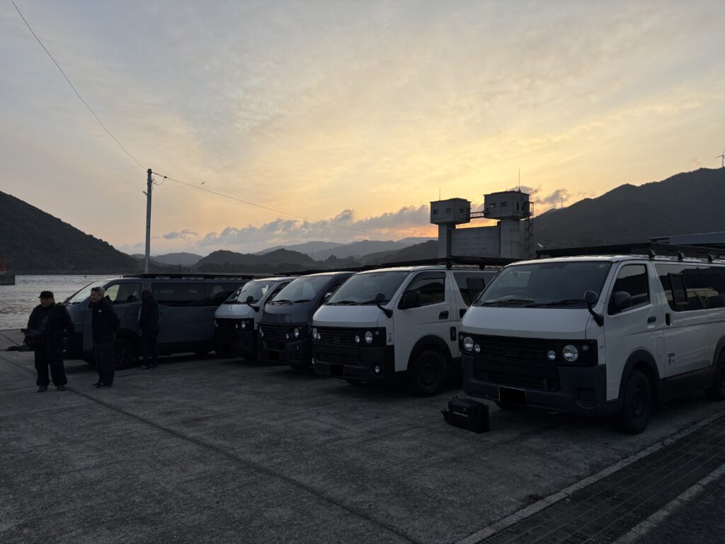 夜明け前の漁港に集まるGORDON MILLER MOTORS