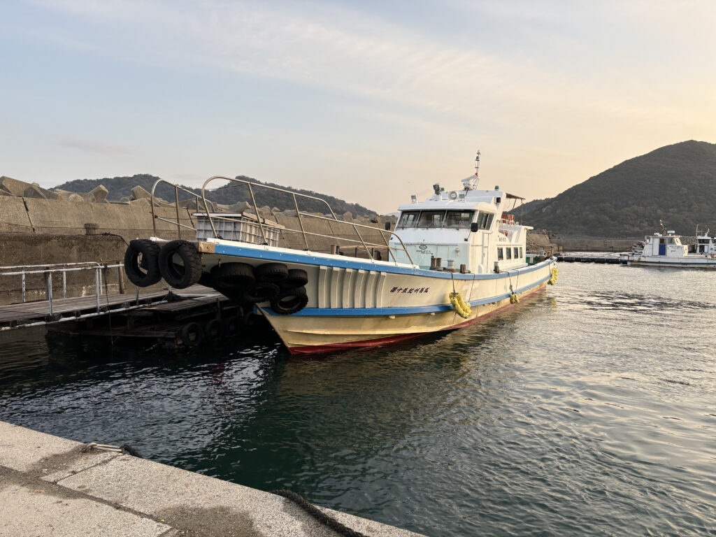 生け簀まで移動する船