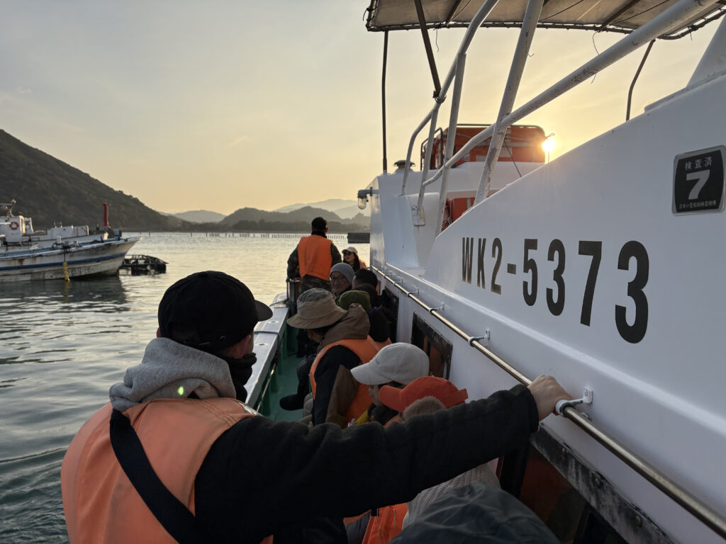 生け簀まで移動する船に乗るオーナーさん達