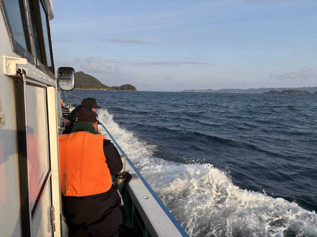 白波を上げて進む漁船