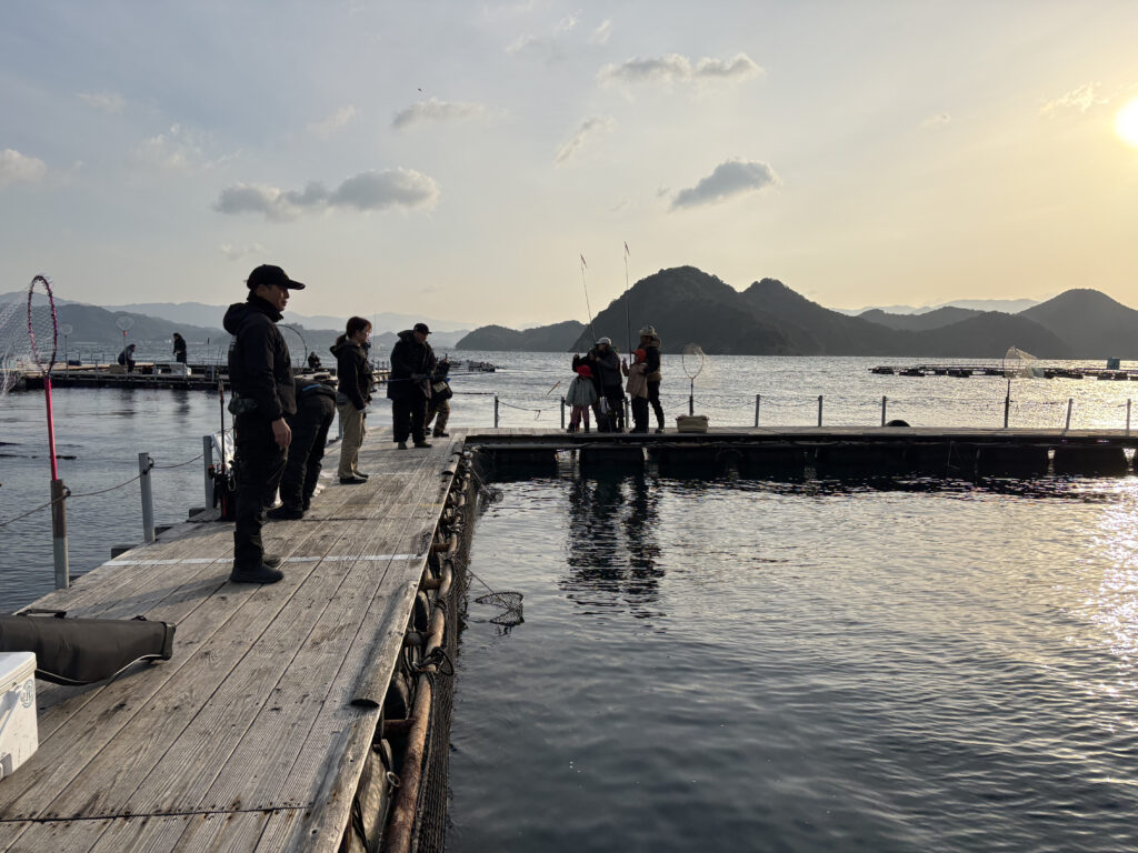釣りの準備を始める参加者