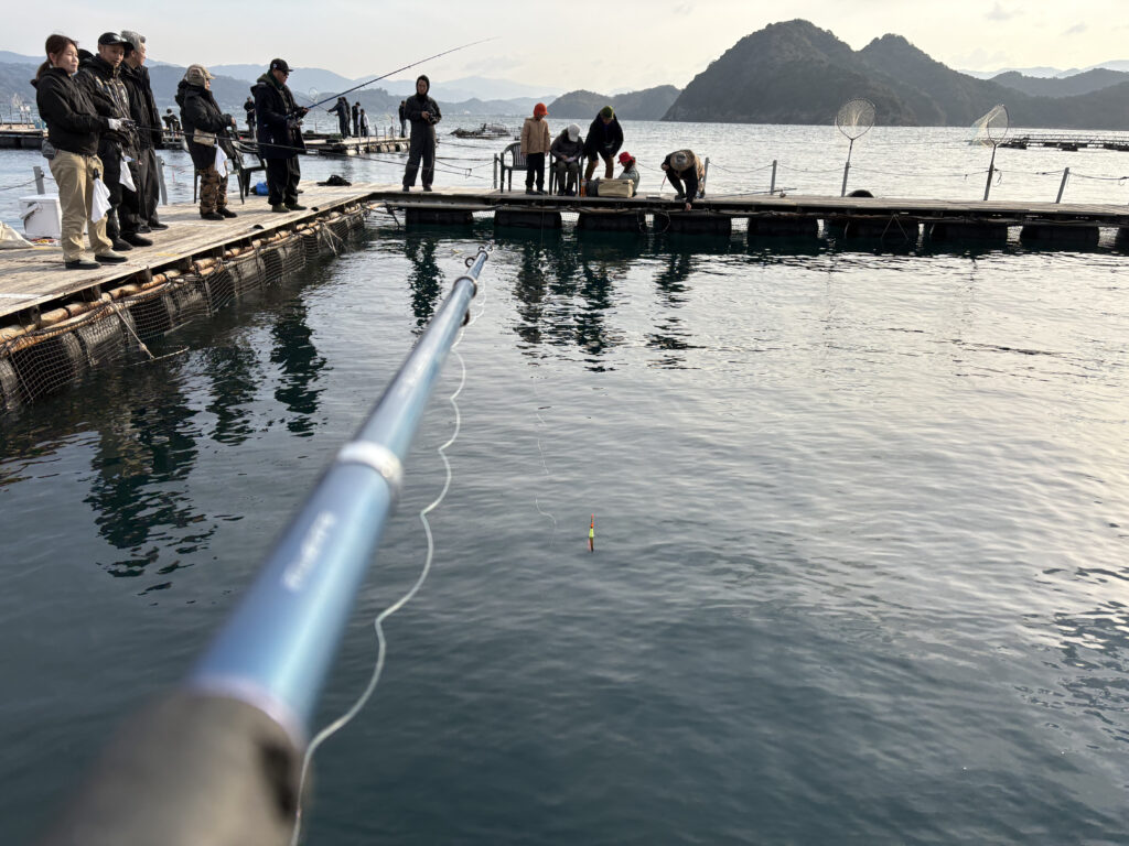 海の生け簀で仲間達と釣り