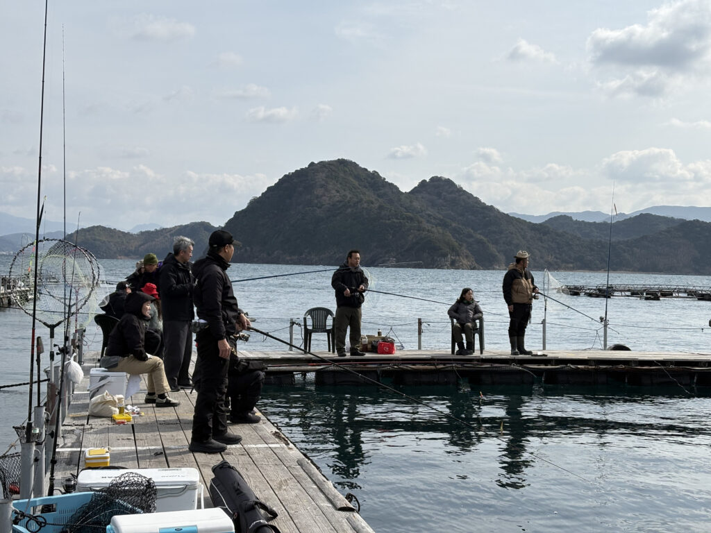 海釣りを楽しむオフ会参加者
