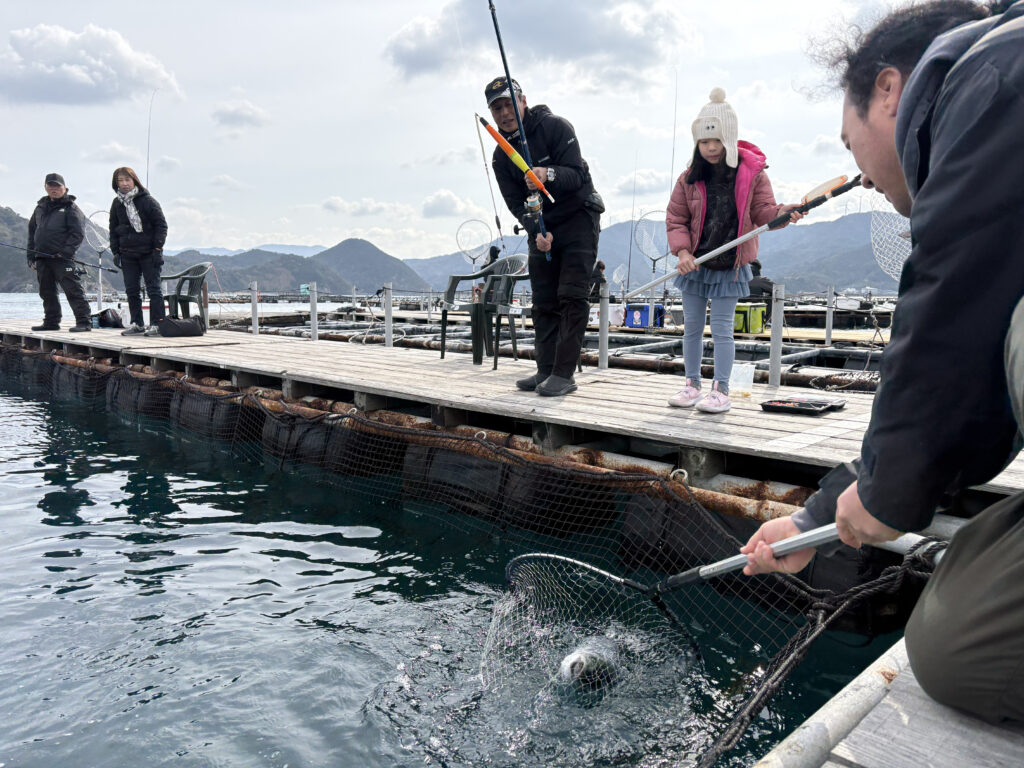 海釣りを楽しむオフ会参加者