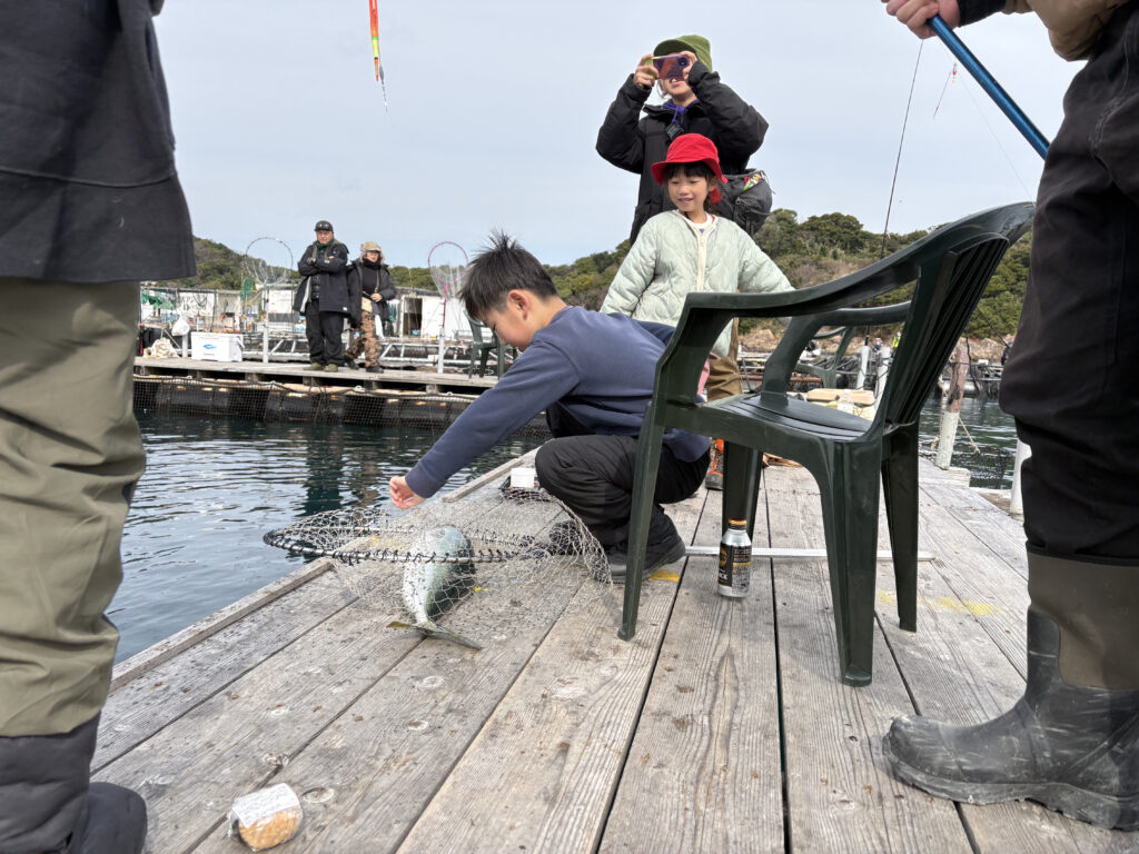 海釣りを楽しむオフ会参加者