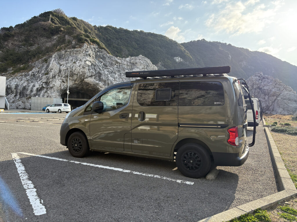白崎海洋公園の駐車場に停車するC-01