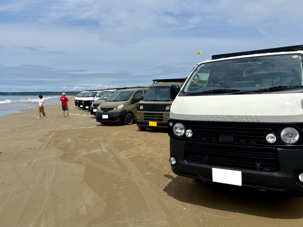 千里浜なぎさドライブウェイに並ぶGORODN MILLER MOTORS