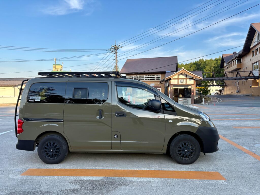 湯畑観光駐車場の2Fに停車するNV200ベースのC-01
