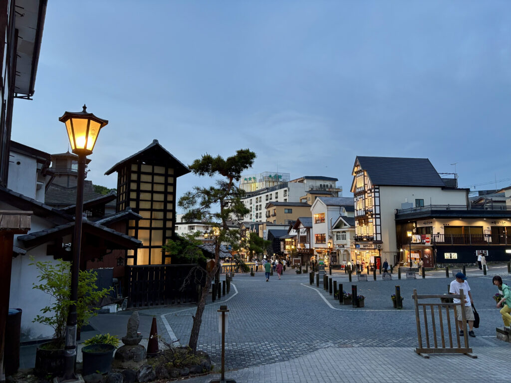 夕暮れの草津温泉　湯畑周辺