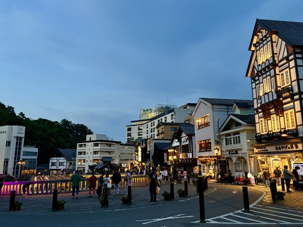 夕暮れの草津温泉　湯畑周辺