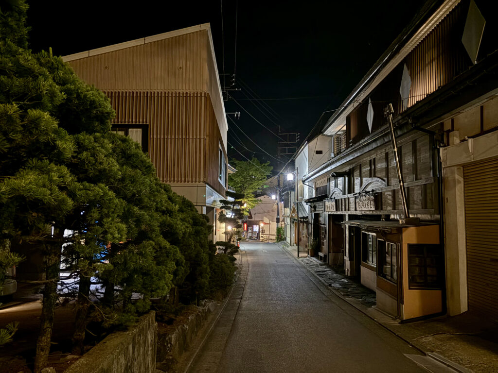 夜の草津温泉　温泉街の小道