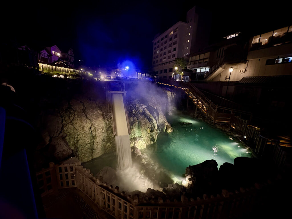 夜の草津温泉　湯畑