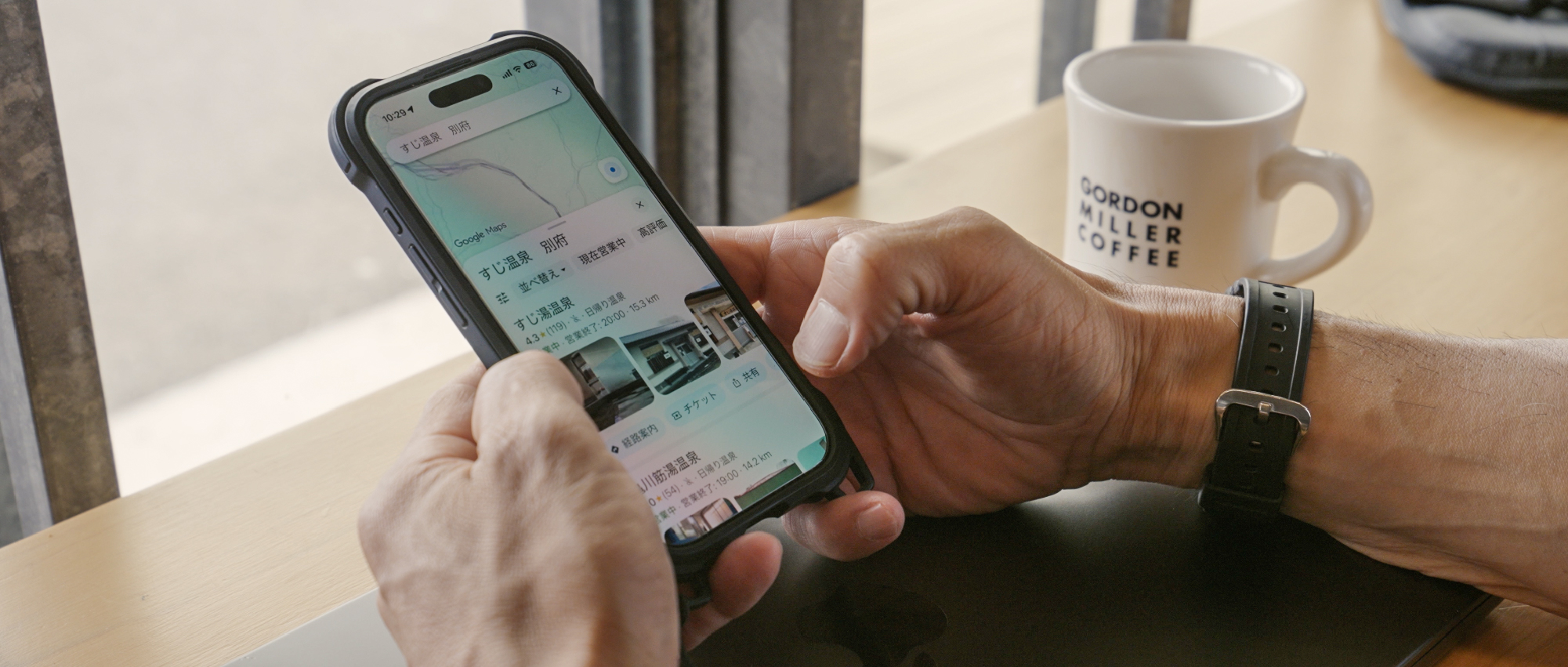 スマートフォンで目的地を調べる様子