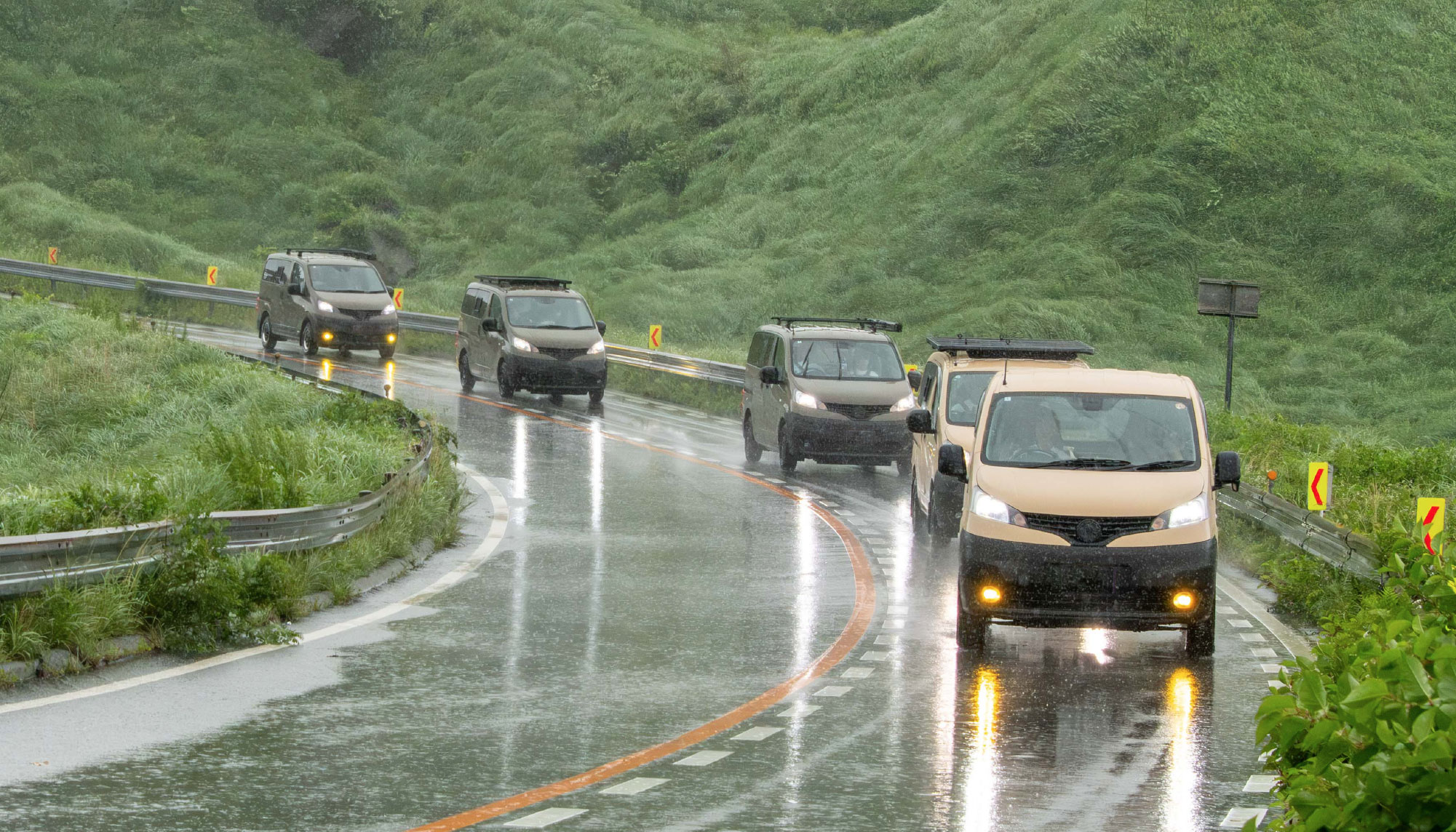 緑の丘陵を連なって走るGMLVAN