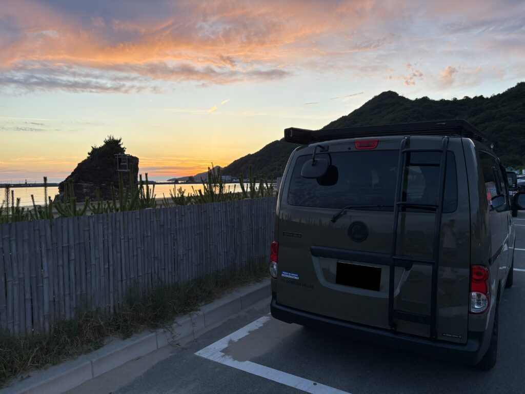 夕暮れの稲佐の浜とNV200バネットベースC-01