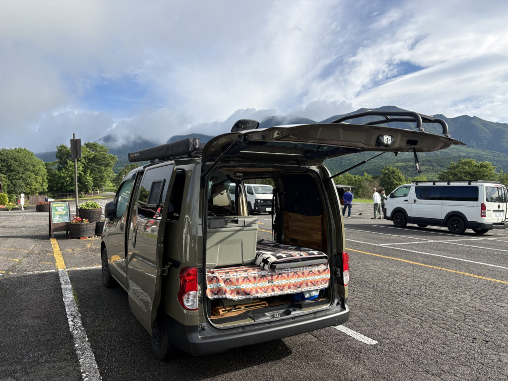くじゅう花公園の朝 NV200バネットベース C-01