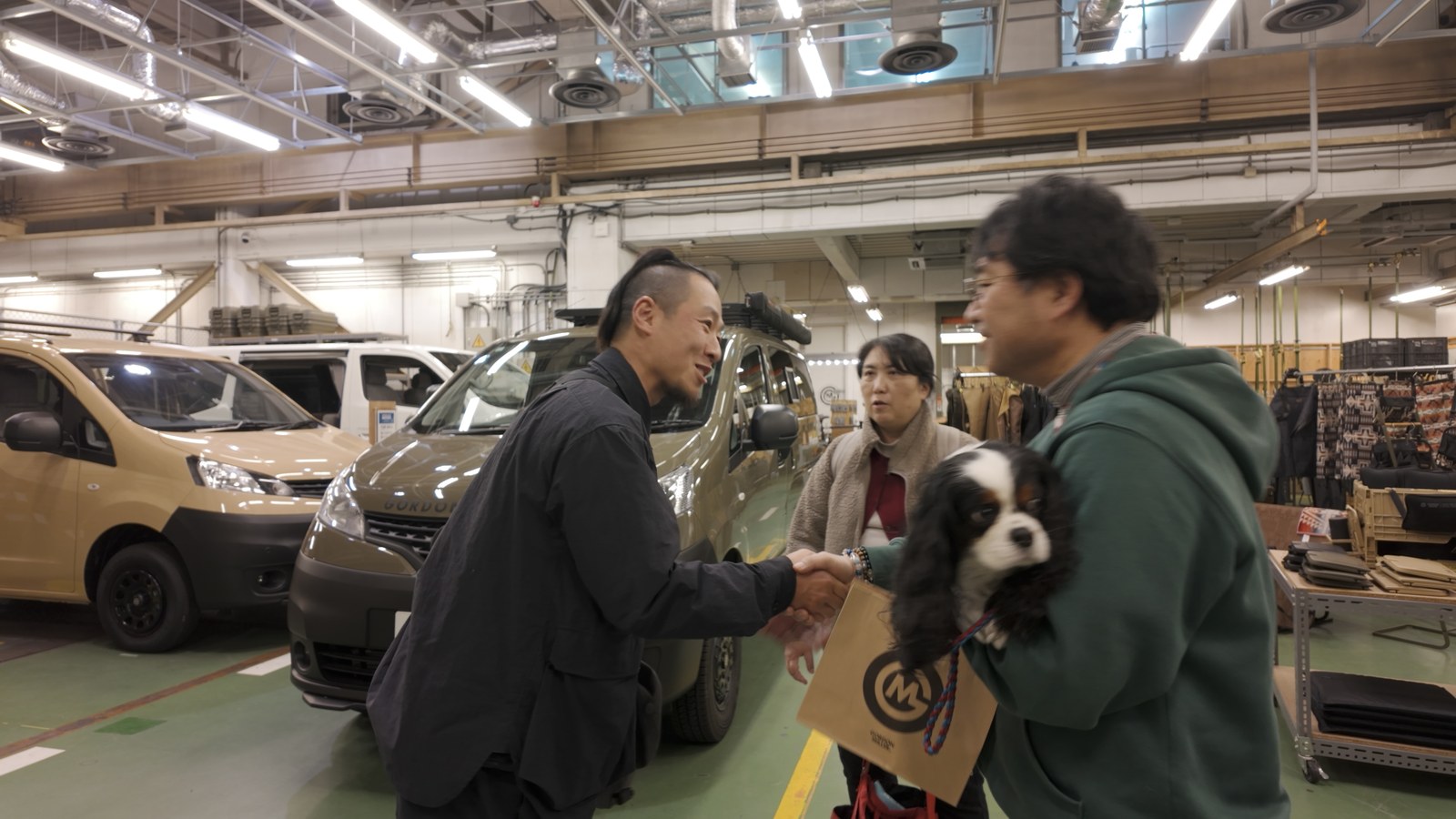 前オーナーと握手する谷さん
