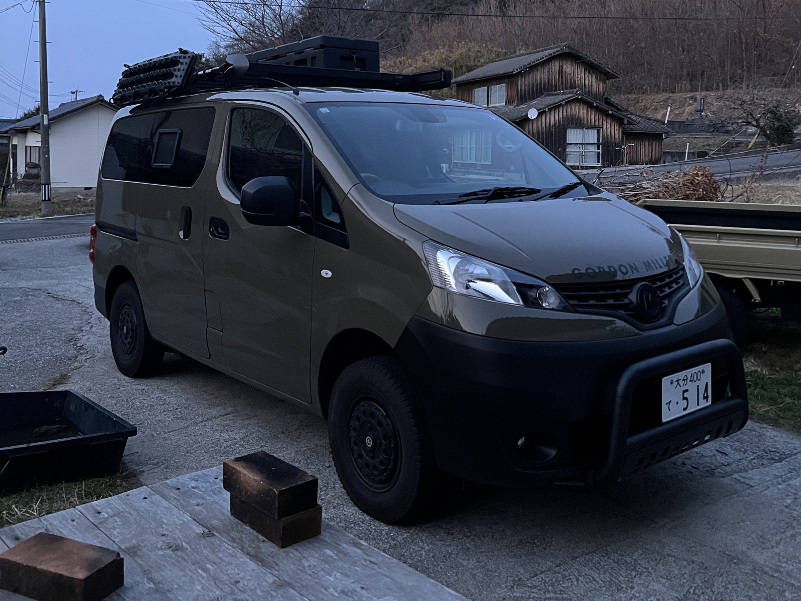 ルーフに道具を積んだC-01