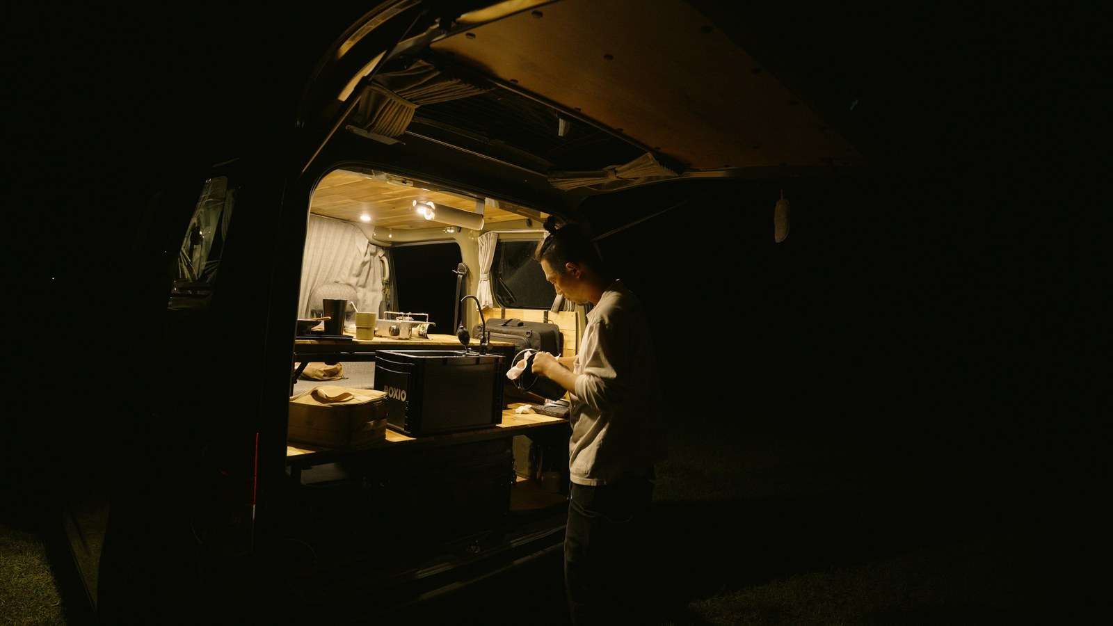 夜の車内で過ごす谷さん