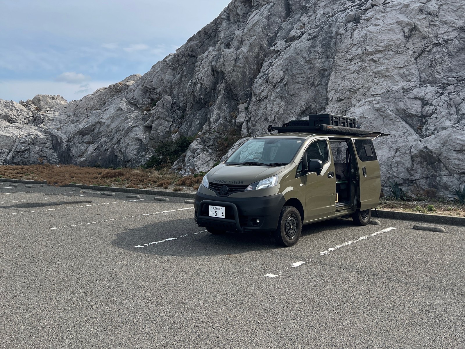 岩壁を背景に停めたC-01