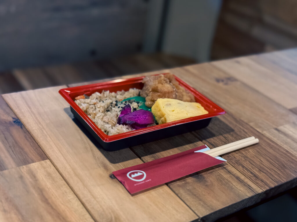 地元の鶏料理店で買った唐揚げ弁当を車内のテーブルに広げる